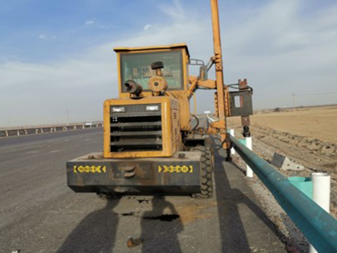 高速护栏立柱施工