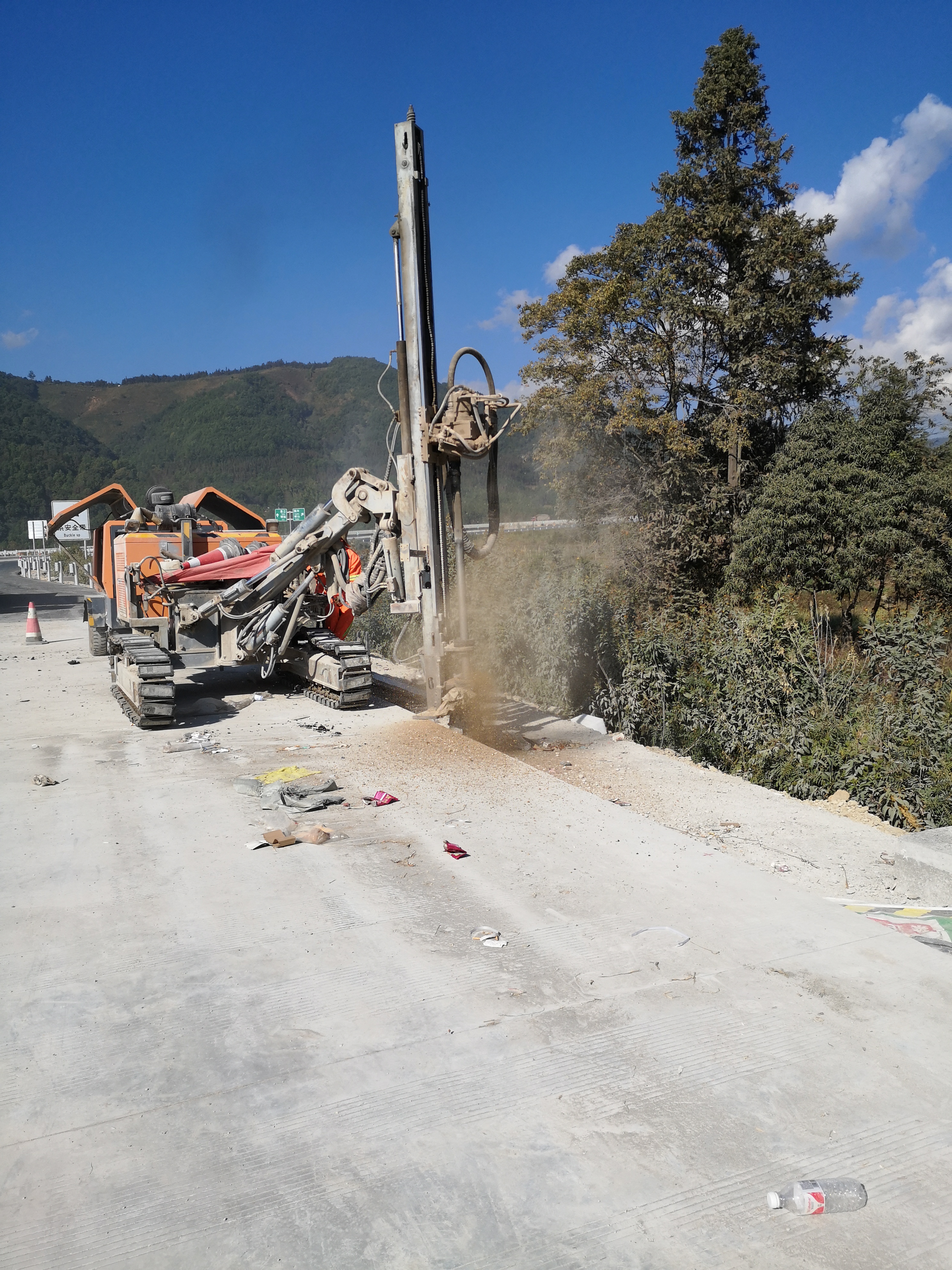 护栏立柱钻空施工